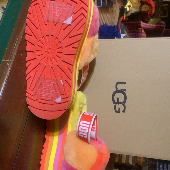 UGG SLIPPERS - Picture 3 of 3